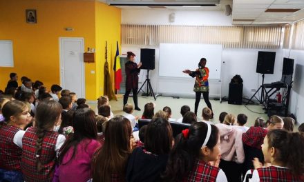 IDENTITATE ÎN DIVERSITATE – Zeci de elevi din Dumbrăvița s-au bucurat de spectacolul Povești Africane