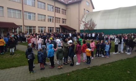 FOTO – Sute de elevi din Dumbrăvița au participat la exercițiul de evacuare în caz de incendiu