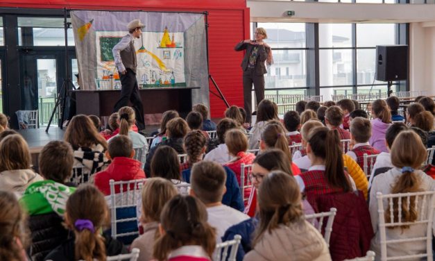 Centrul Cultural Dumbrăvița își intră în drepturi! Peste 400 de elevi au asistat la piesa DOCTORII FANTASTICI