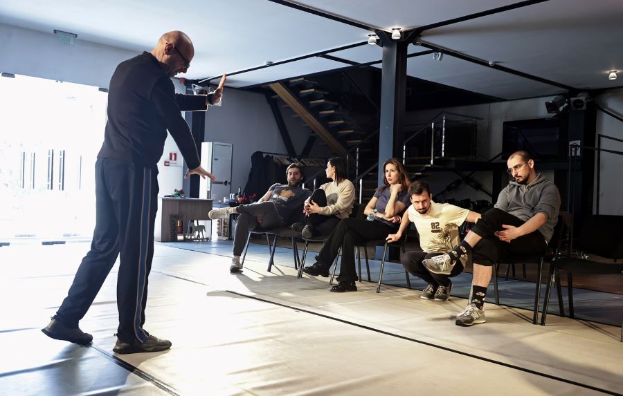 Teatrul Național Timișoara: SLOW DOWN!/MAI ÎNCET! este un îndemn lansat unei lumi care nu mai găsește timp să asculte