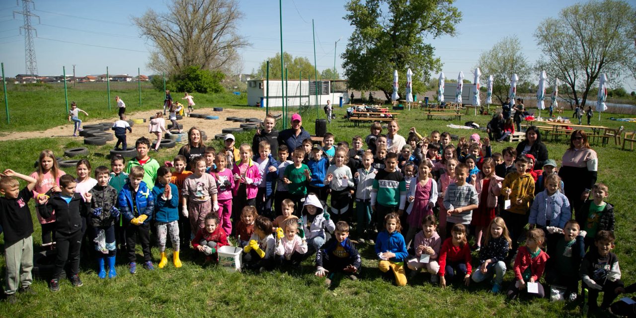 Micutii dumbraviteni au plantat 60 de pomi fructiferi in zona Lac