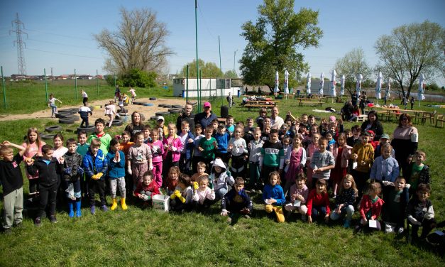 Micutii dumbraviteni au plantat 60 de pomi fructiferi in zona Lac