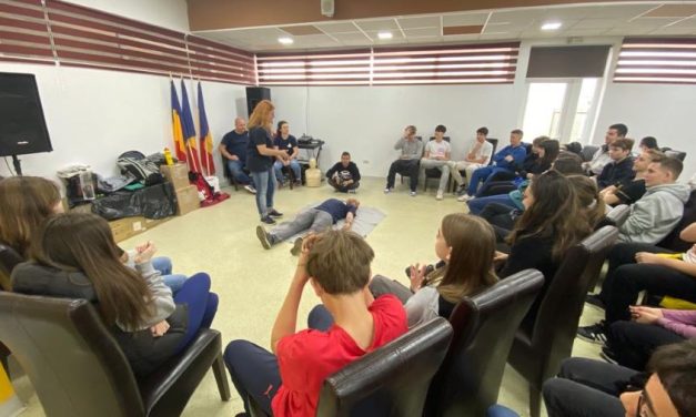 Elevii de gimnaziu din Dumbrăvița au participat la un curs de prim ajutor