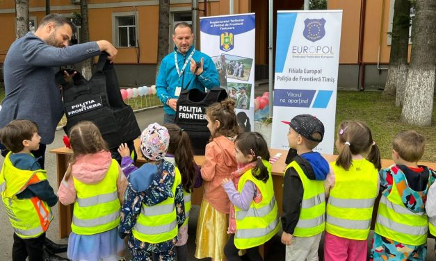 FOTO: Copiii din Dumbrăvița au fost inițiați în tainele meseriei de polițist de frontieră