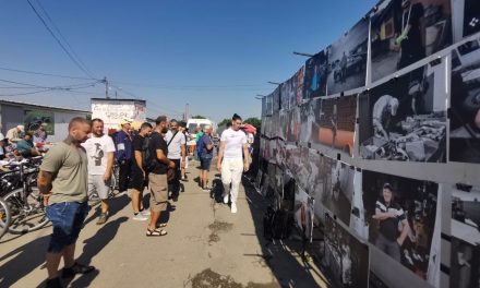 Caravana Rod, organizată de dumbrăvițenii de la Asociația Documentor a ajuns în Piața „Ócska” din Mehala, unde a avut loc un experiment inedit: o expoziție foto printre tarabe