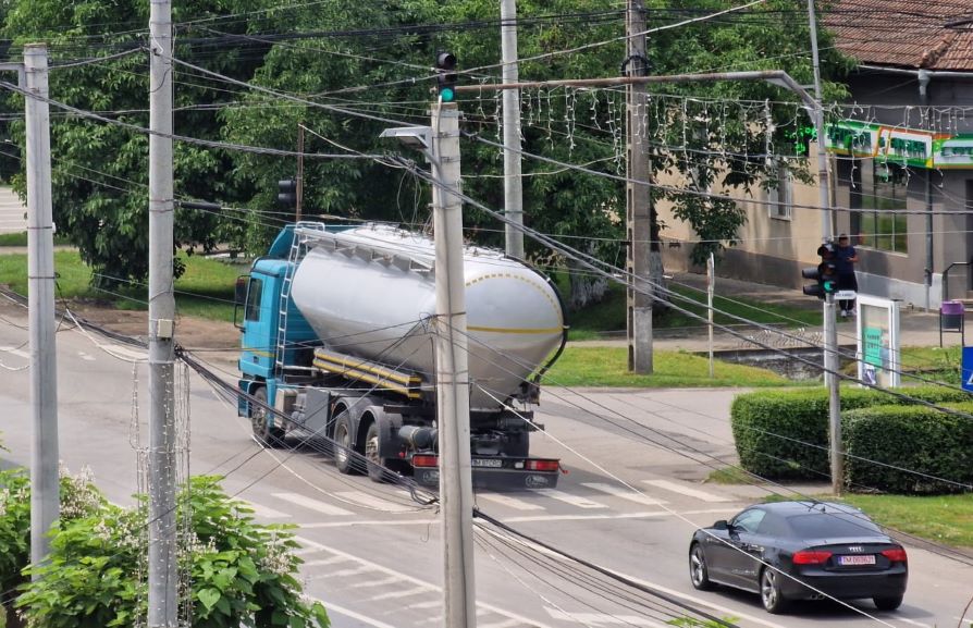 Două companii din Austria concurează pentru lărgirea la patru benzi a drumului județean care traversează Dumbrăvița 