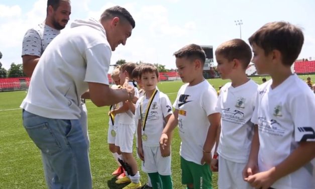 CSC Dumbrăvița U7 a obținut locul 2 la Turneu de Vară Atletico 2023 – Micuții fotbaliști, antrenați de Adrian Scrob, au fost premiați de un internațional român