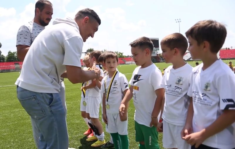 CSC Dumbrăvița U7 a obținut locul 2 la Turneu de Vară Atletico 2023 – Micuții fotbaliști, antrenați de Adrian Scrob, au fost premiați de un internațional român
