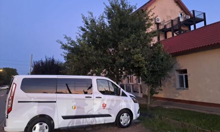 Secția maghiară a Școalii Gimnaziale Dumbrăvița a primit un microbuz nou din Ungaria