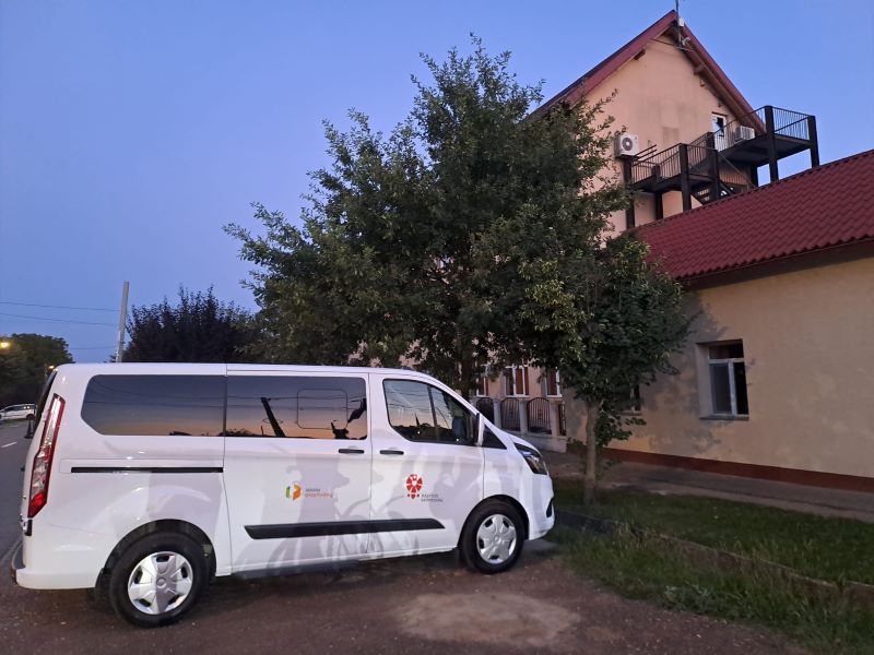 Secția maghiară a Școalii Gimnaziale Dumbrăvița a primit un microbuz nou din Ungaria