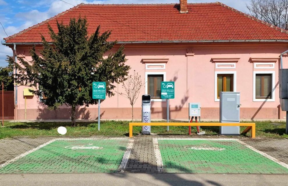 Stația de încărcare a vehiculelor electrice din nou funcțională, în centrul comunei