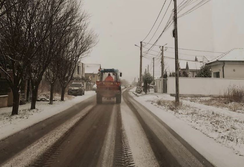 Peste trei tone de sare s-au folosit pentru a asigura deszăpezirea pe străzile din comuna Dumbrăvița