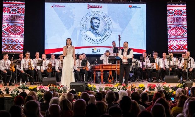 Regal folcloric la Festivalul Național de Folclor PETRICĂ MOISE din Timișoara