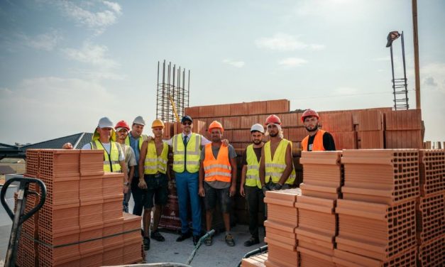 Ștefan Mandachi investește cinci milioane de euro într-un complex de case în cea mai bogată comună din România