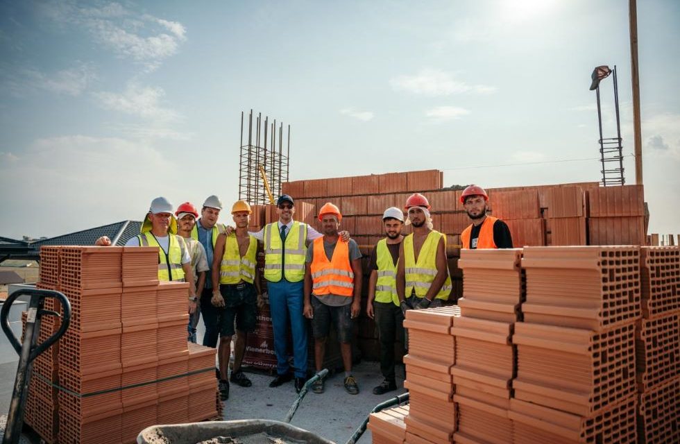 Ștefan Mandachi investește cinci milioane de euro într-un complex de case în cea mai bogată comună din România