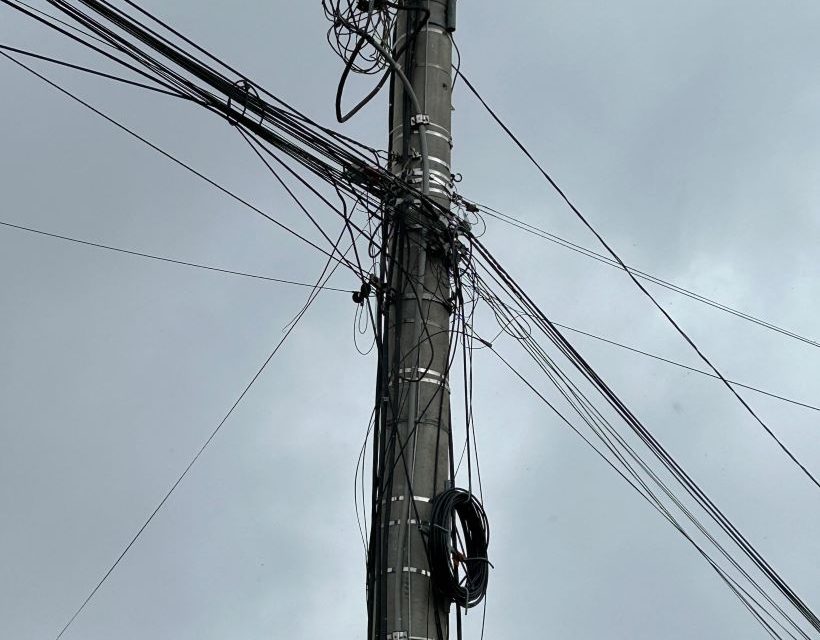 Primăria Dumbrăvița: Vineri se dau jos cablurile de internet și de telefonie de pe stâlpii de curent – STRĂZILE VIZATE