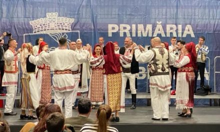 Ansamblul CUNUNA DUMBRĂVIȚEI intră în competiția pentru marele premiu al Festivalului – Concurs ”Lada cu Zestre”