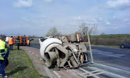 DRDP: Trafic îngreunat pe raza localității Dumbrăvița din cauza unui autotren răsturnat pe carosabil