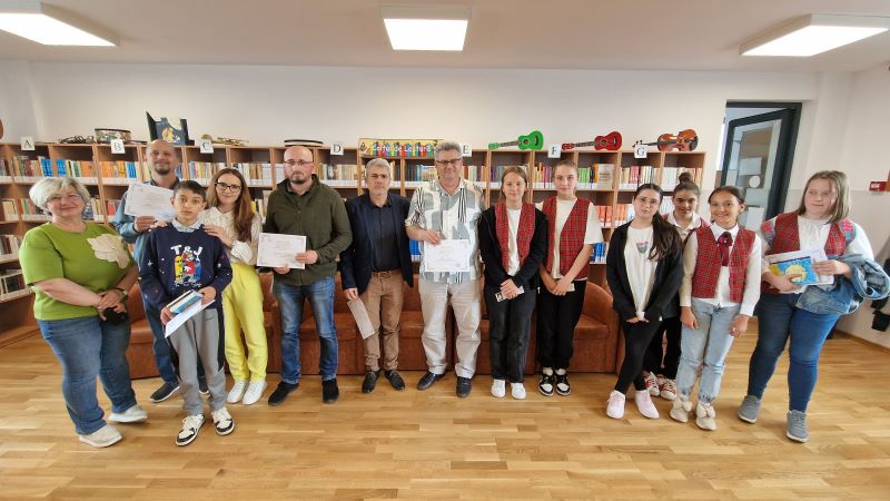 Biblioteca Școlii Gimnaziale Dumbrăvița a sărbătorit 1 an de la înfiițare
