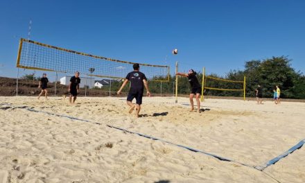 Terenurile de beach volley din Dumbrăvița găzduiesc un nou turneu mixt