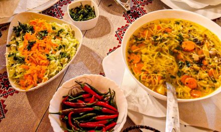 Brunch cu mâncare macedoneană, într-o localitate din zona metropolitană