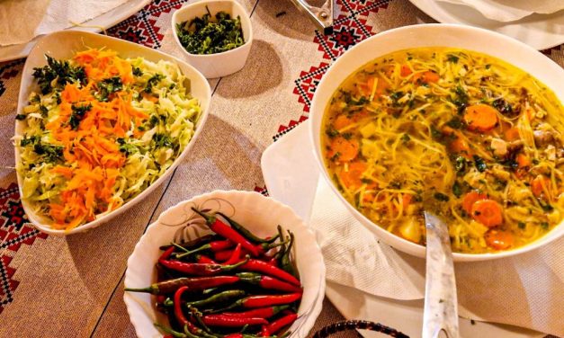Brunch cu mâncare macedoneană, într-o localitate din zona metropolitană