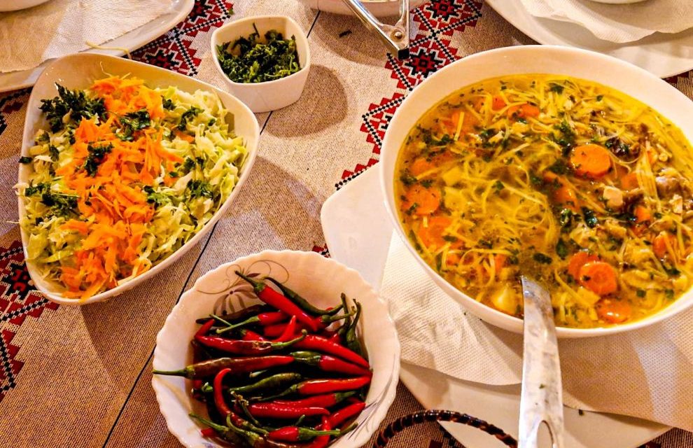 Brunch cu mâncare macedoneană, într-o localitate din zona metropolitană