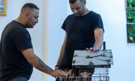 Sâmbătă are loc vernisajul expoziției OUT OF THE BOX II, realizat de 34 de persoane aflate în detenție
