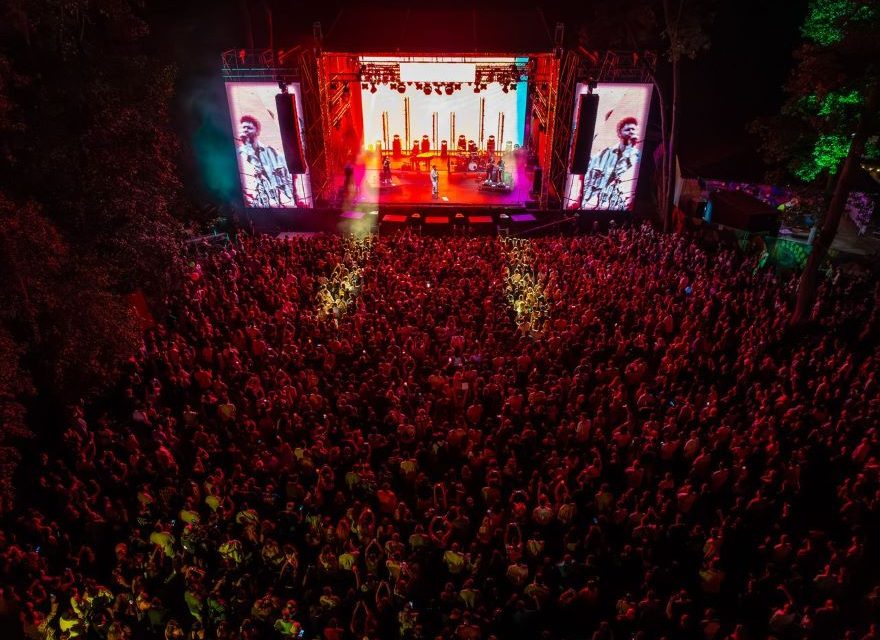 Vineri începe CODRU Festival 2025: Goran Bregović, Akua Naru, Trio Mandili, Subcarpați, Irina Rimes, și alți zeci de artiști lângă Dumbrăvița!