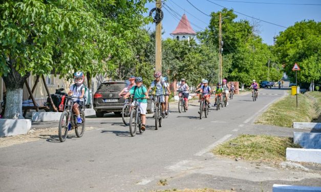 Peste 700 de copii și adulți din vestul țării se bucură de mișcare, pe bicicletele puse la dispoziție prin Biciteca RO Bike