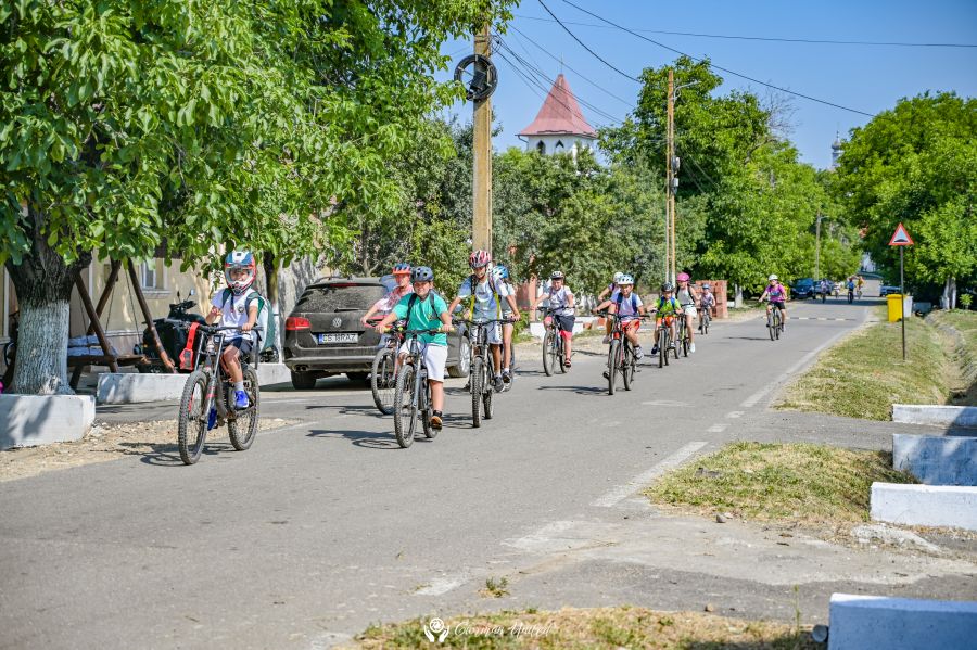 Peste 700 de copii și adulți din vestul țării se bucură de mișcare, pe bicicletele puse la dispoziție prin Biciteca RO Bike