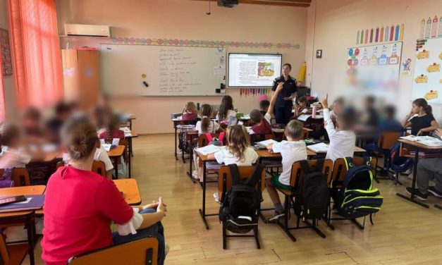 Polițiștii au desfășurat activități de prevenire dedicate siguranței și dezvoltării armonioase a elevilor, la Școala Gimnazială Dumbrăvița