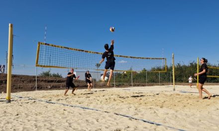 Dumbrăvița devine capitala voleiului pe nisip! Se apropie a IX-a ediție a turneului RialTM Beach Volley pentru amatori