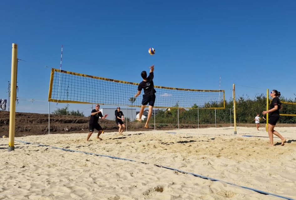 Dumbrăvița devine capitala voleiului pe nisip! Se apropie a IX-a ediție a turneului RialTM Beach Volley pentru amatori