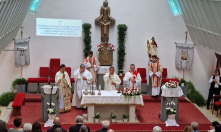 Romano-catolicii din Dumbrăviţa se pregătesc pentru sărbătorirea hramului bisericii „Sf. Maria, Regina Rozariului“