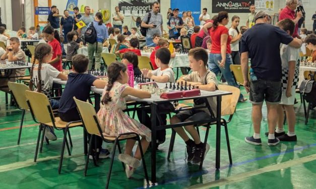 Primăria Dumbrăvița acoperă costurile de legitimare la secția de șah: Înscrieri pentru copiii coordonați de MI Adrian Petrișor