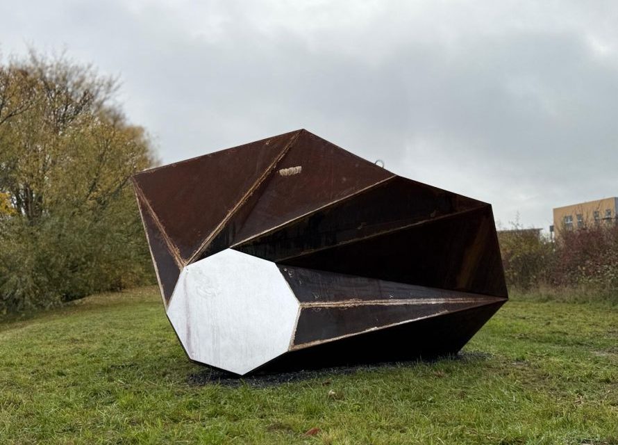 Un diamant din oțel oxidat, alături de metamorfoza mănușilor foștilor mineri, vin să vorbească, de la UVT la Méricourt