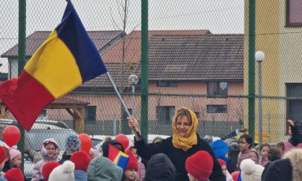 Micii școlari din Dumbrăvița au sărbătorit în avans Ziua Națională pe ritm de horă și cântec patriotic