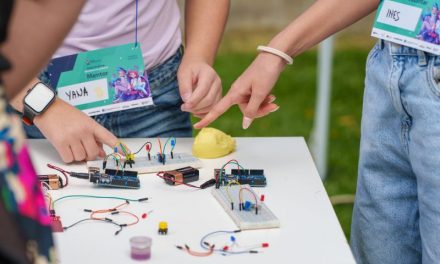 Elevii din Dumbrăvița au explorat știința prin atelierele Științescu – un program coordonat de Fundația Comunitară Timișoara