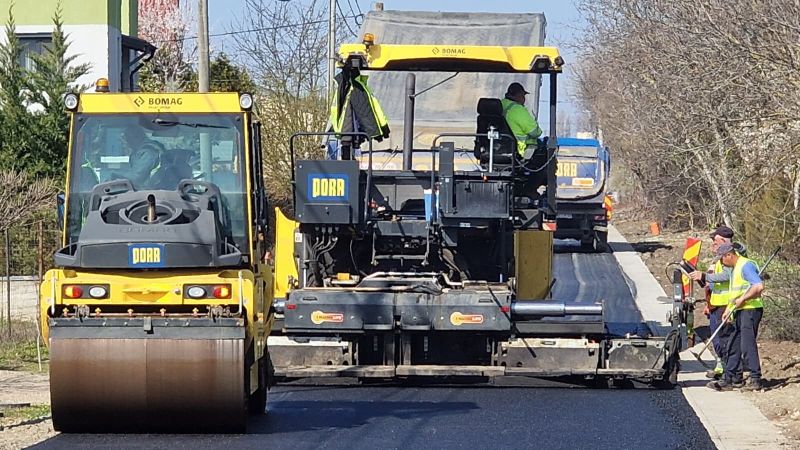 FOTO: Reluarea lucrărilor de asfaltare pe strada Oslo din Dumbrăvița
