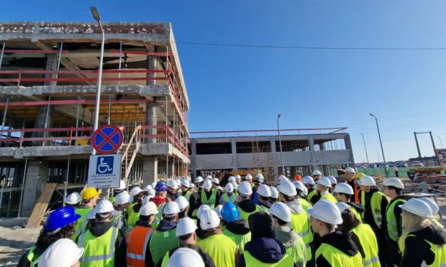 Zeci de studenți în vizită pe șantierul de la fostul Incubator – Lecție practică de inginerie la viitoarea Școală „Traian Vuia”