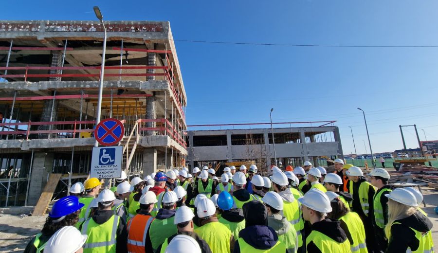 Zeci de studenți în vizită pe șantierul de la fostul Incubator – Lecție practică de inginerie la viitoarea Școală „Traian Vuia”