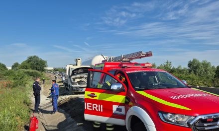 INCENDIU pe Centura Timișoarei: O autoutilitară a luat foc în mers. Doi oameni au scăpat ca prin minune