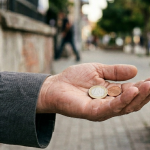 Poliția Locală Dumbrăvița lansează un apel ferm către comunitate: „Nu oferiți bani persoanelor care apelează la mila publicului!”