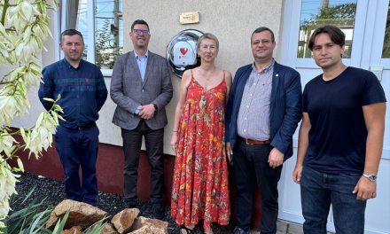 Primul defibrilator public AED din Dumbrăvița a fost montat pe fațada Școlii Gimnaziale