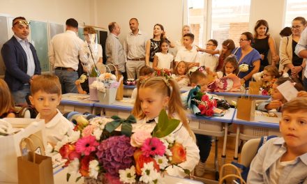 Poarta cunoașterii s-a deschis/ Prima zi de școală la noua unitate din Dumbrăvița