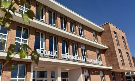 Pregătiri intense în Dumbrăvița/ Școală nouă, două festivități de deschidere și o explozie demografică record